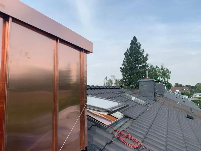 Schornsteinbekleidung mit Kupfer-Stehfalzprofilen.